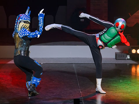 敵を倒す仮面ライダー