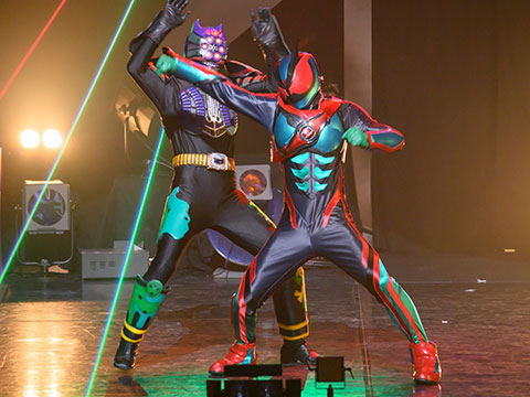 敵を倒す仮面ライダー