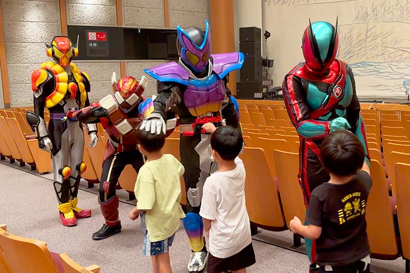 子供たちを待ち受ける仮面ライダー